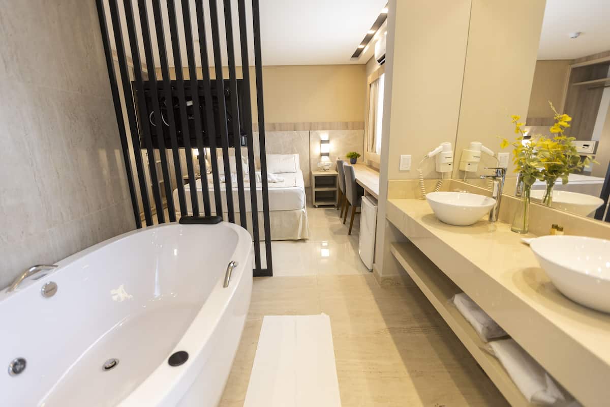 Junior-Doppelzimmer | Badezimmer | Kostenlose Toilettenartikel, Haartrockner, Handtücher