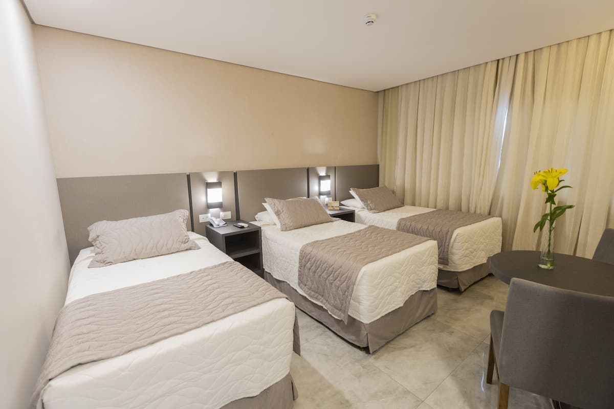 Deluxe-Dreibettzimmer | 1 Schlafzimmer, Minibar, Zimmersafe, Schreibtisch