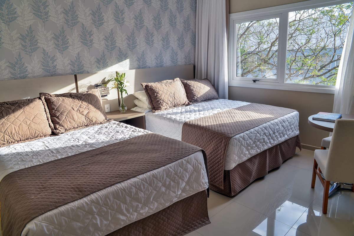 Deluxe-Vierbettzimmer | 1 Schlafzimmer, Minibar, Zimmersafe, Schreibtisch