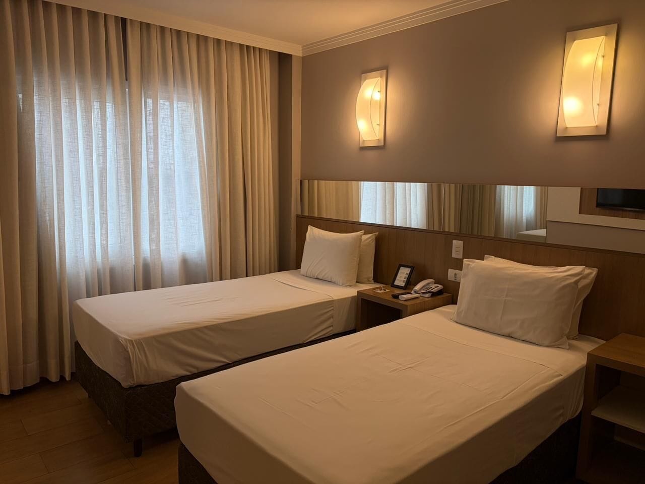 Quarto duplo luxo | Roupas de cama antialérgicas, frigobar, cofres nos quartos, escrivaninha