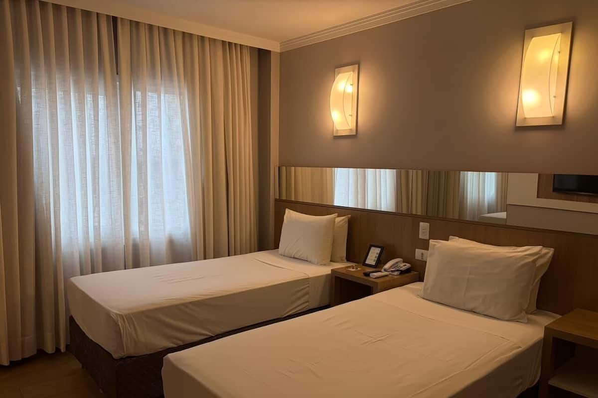 Quarto duplo luxo | Roupas de cama antialérgicas, frigobar, cofres nos quartos, escrivaninha