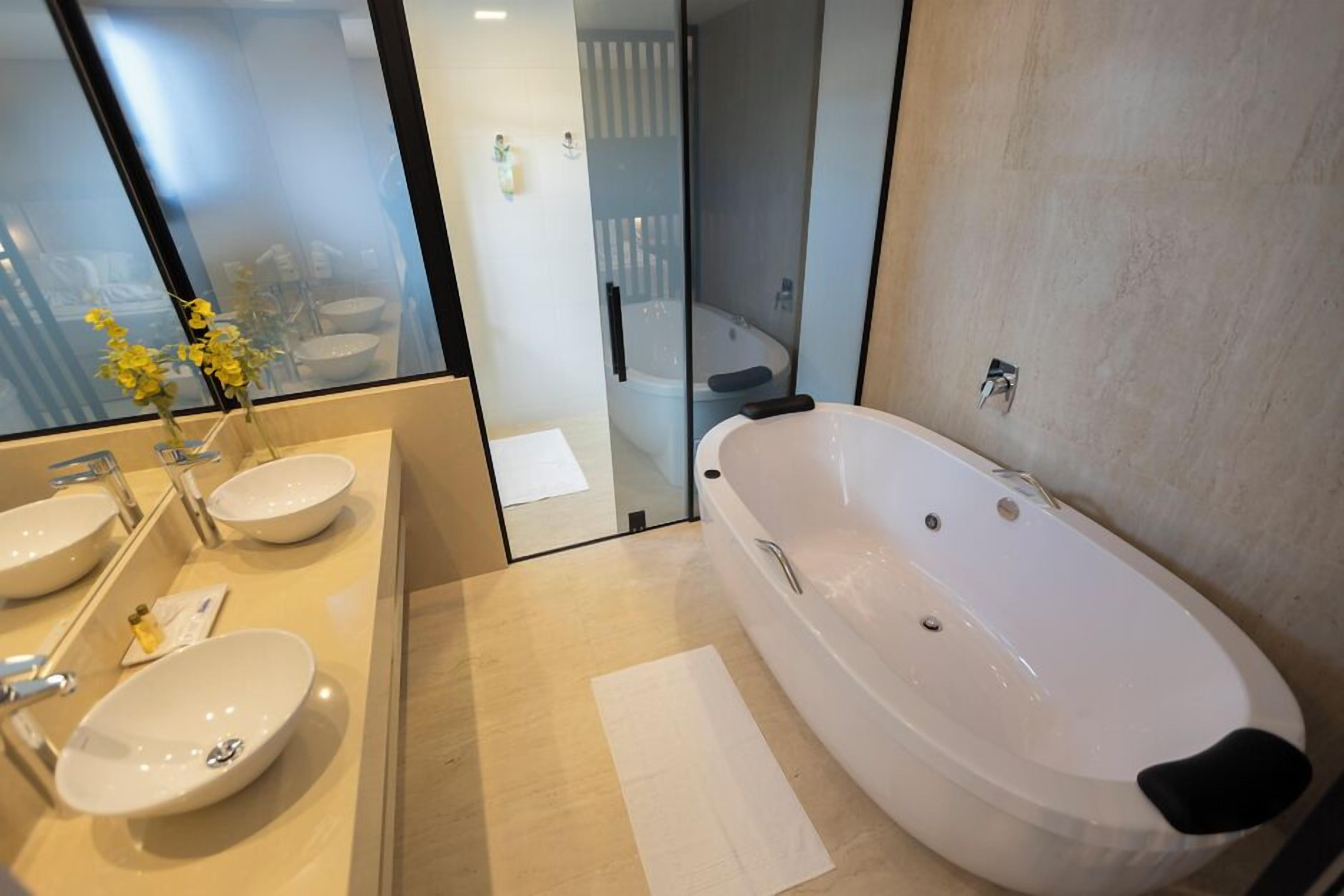 junior double room | deep-soaking bathtub