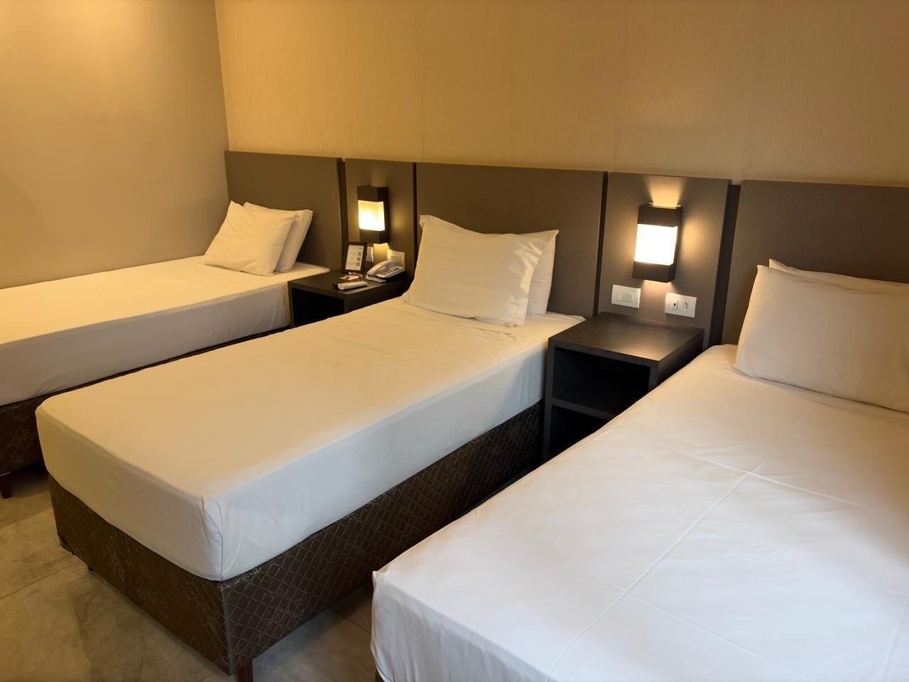 Quarto triplo luxo | Roupas de cama antialérgicas, frigobar, cofres nos quartos, escrivaninha