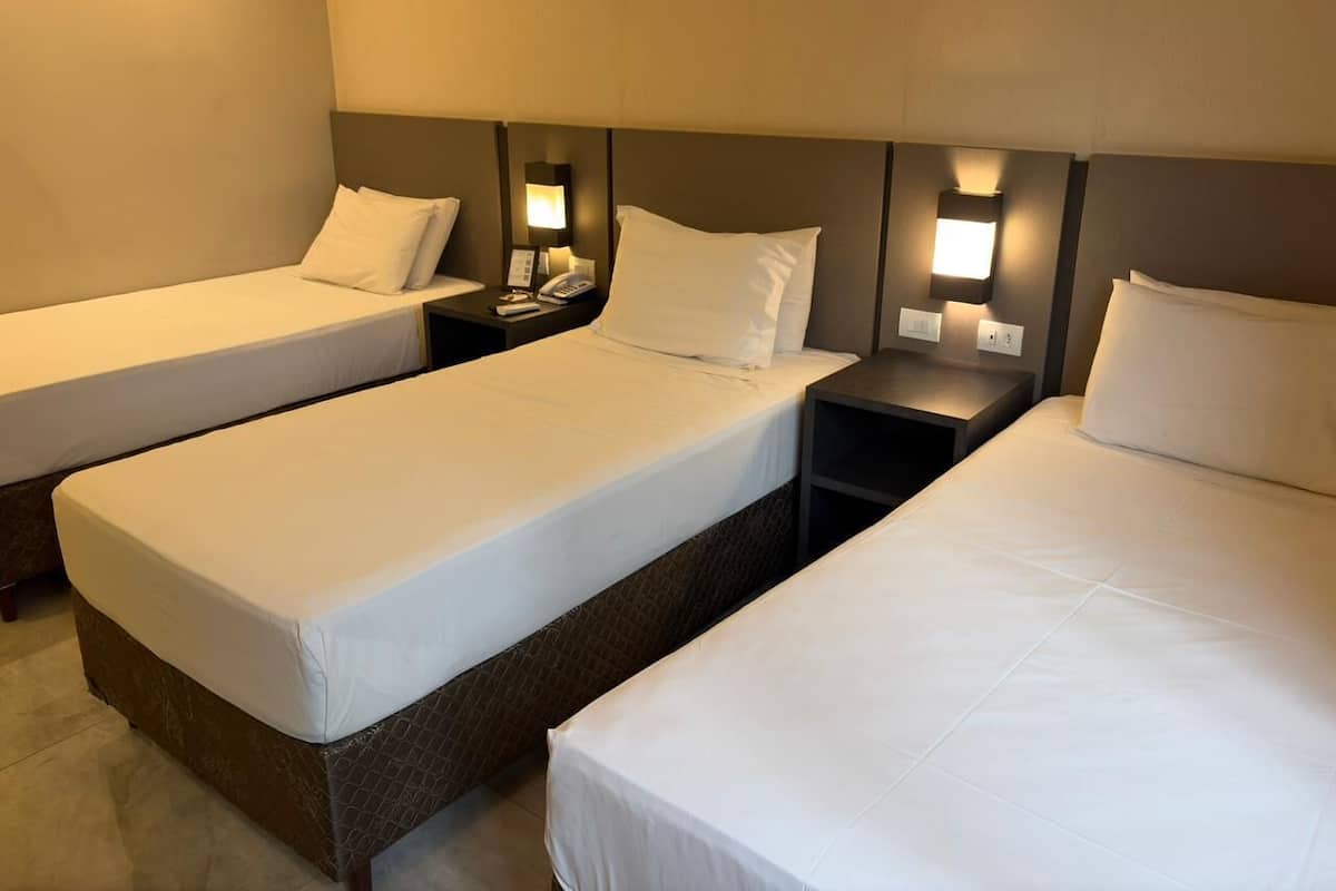 Quarto triplo luxo | Roupas de cama antialérgicas, frigobar, cofres nos quartos, escrivaninha