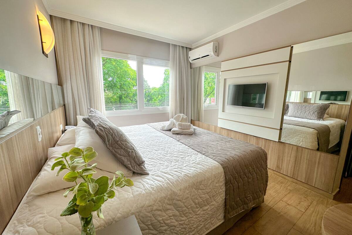 deluxe double room | 1 bedroom, minibar, in-room safe, desk