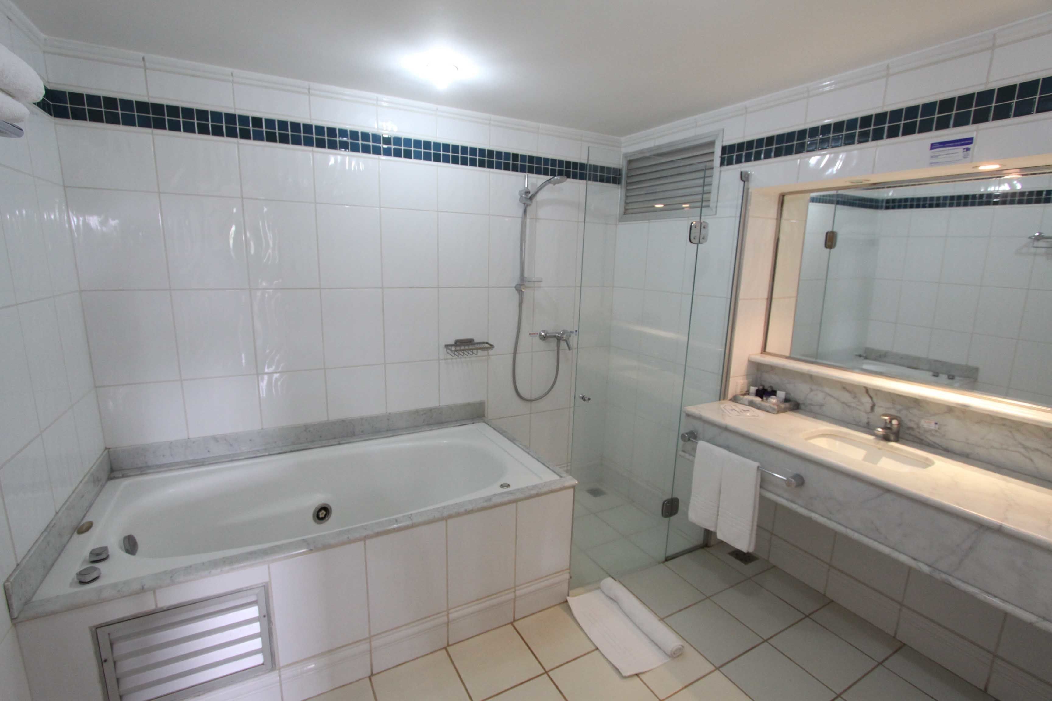 executive suite | bathroom | free toiletries, hair dryer, bidet, towels