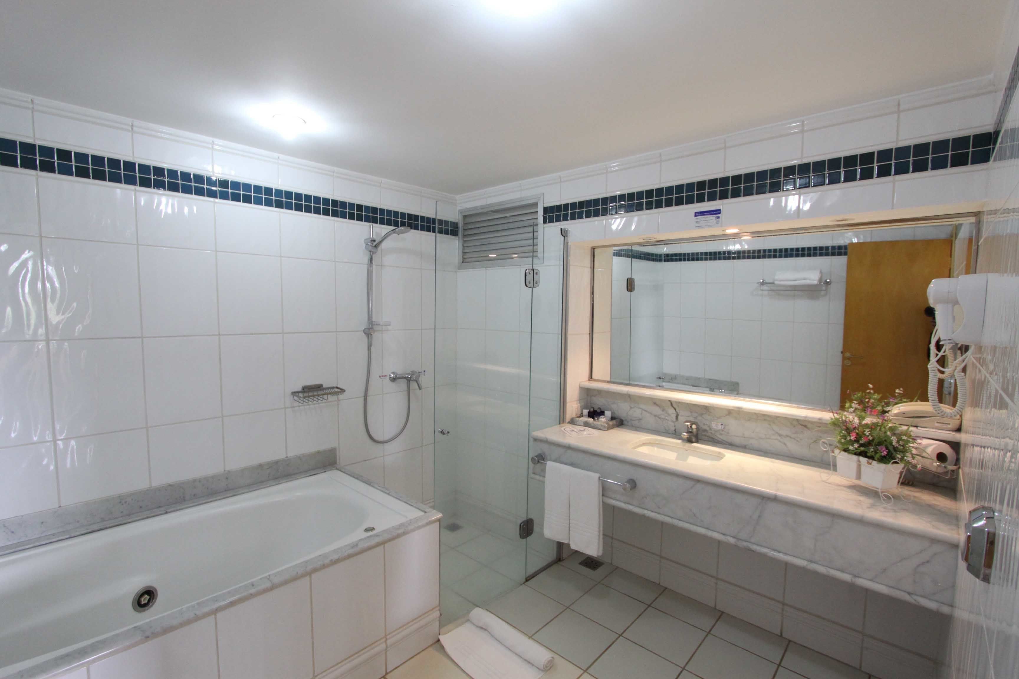 executive suite | bathroom | free toiletries, hair dryer, bidet, towels