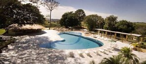 Outdoor pool, sun loungers - Hotel Michelangelo (São José do Rio Preto)