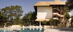 Outdoor pool, sun loungers - Hotel Michelangelo (São José do Rio Preto)
