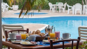 Outdoor pool, pool loungers - Oceano Praia Hotel (Porto Seguro)