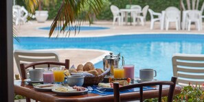 Outdoor pool, pool loungers - Oceano Praia Hotel (Porto Seguro)