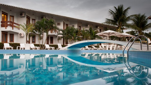 Outdoor pool, pool loungers - Oceano Praia Hotel (Porto Seguro)