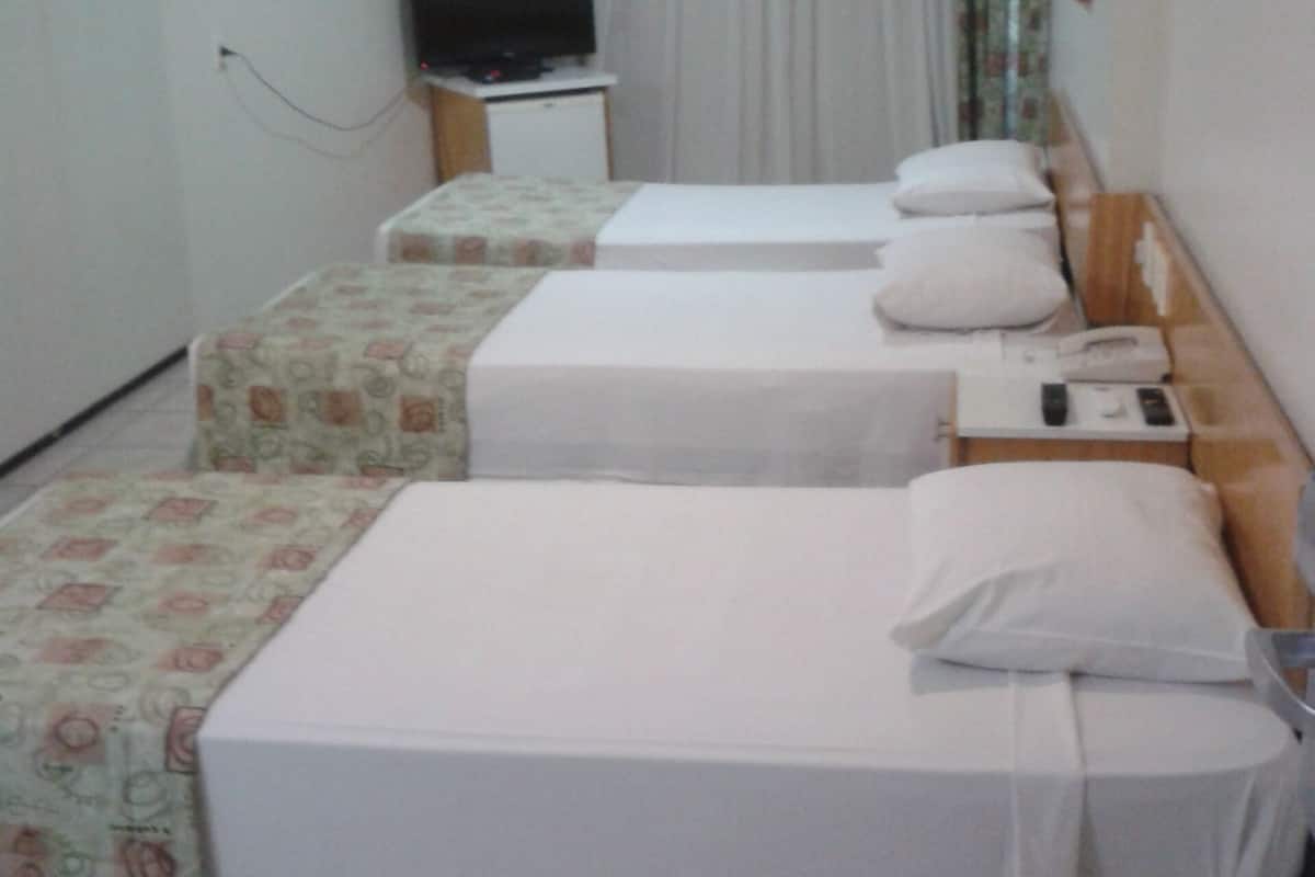 Apartamento Triplo, 3 camas de solteiro | Minibar, brankas, tirai kedap cahaya, dan Wi-Fi gratis