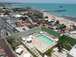 Piscina externa, funciona das 9h às 20h, espreguiçadeiras