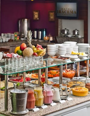 Café da manhã com buffet grátis todos os dias