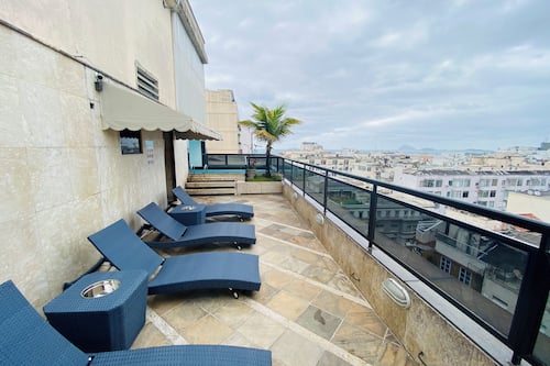 Piscine extérieure, chaises longues