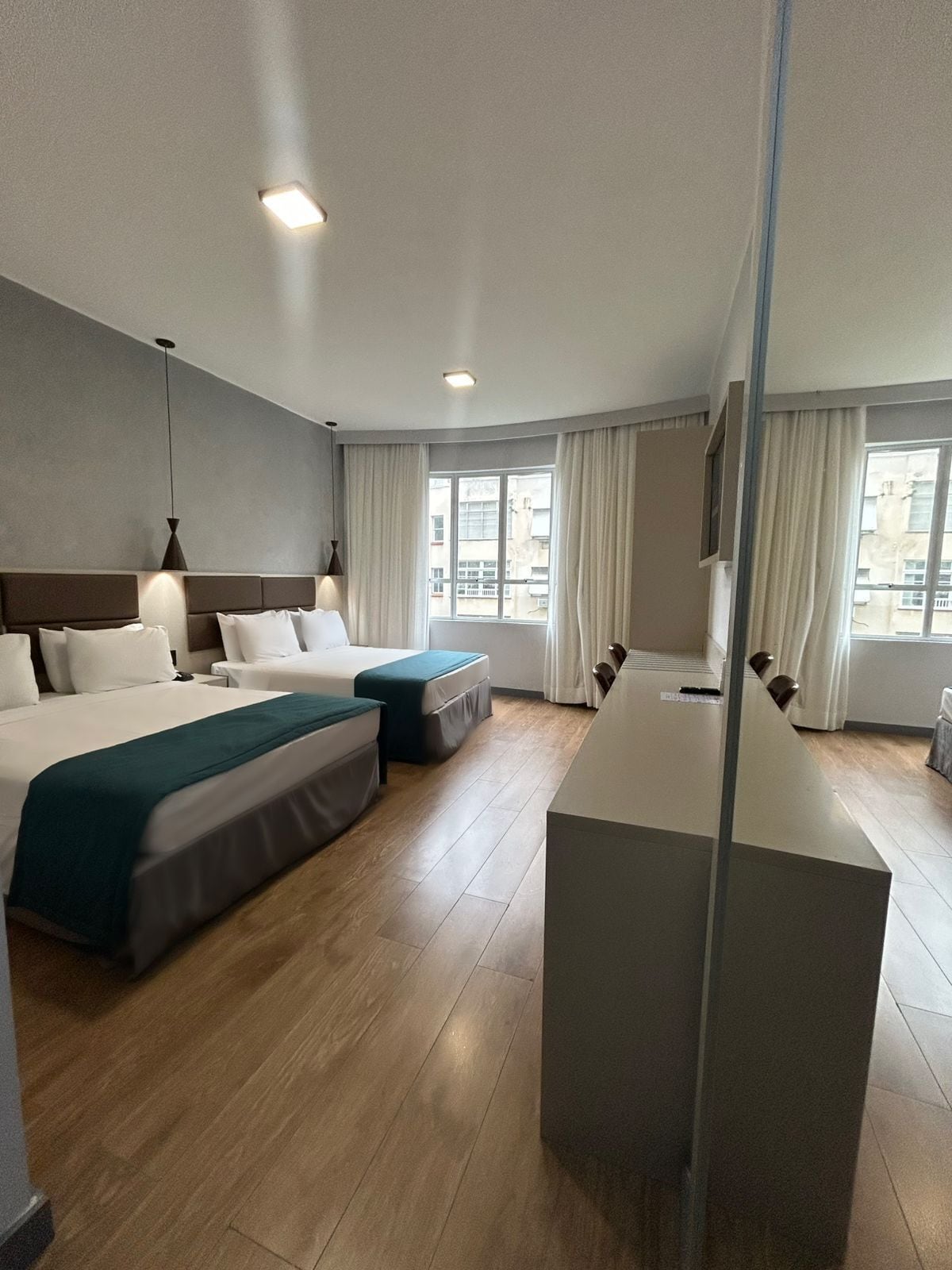 Frigobar, cofres nos quartos, escrivaninha