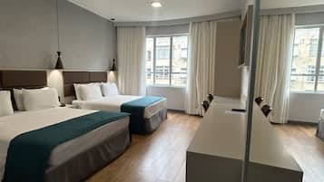 Frigobar, cofres nos quartos, escrivaninha