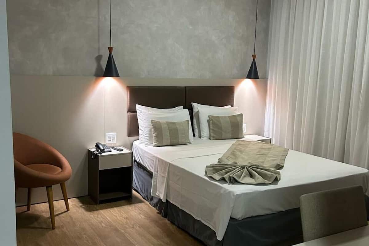 Minibar, caja de seguridad en la habitación y escritorio