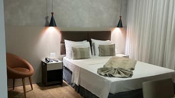 Een minibar, een kluis op de kamer, een bureau, een laptopwerkplek