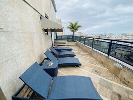 Piscina externa, espreguiçadeiras