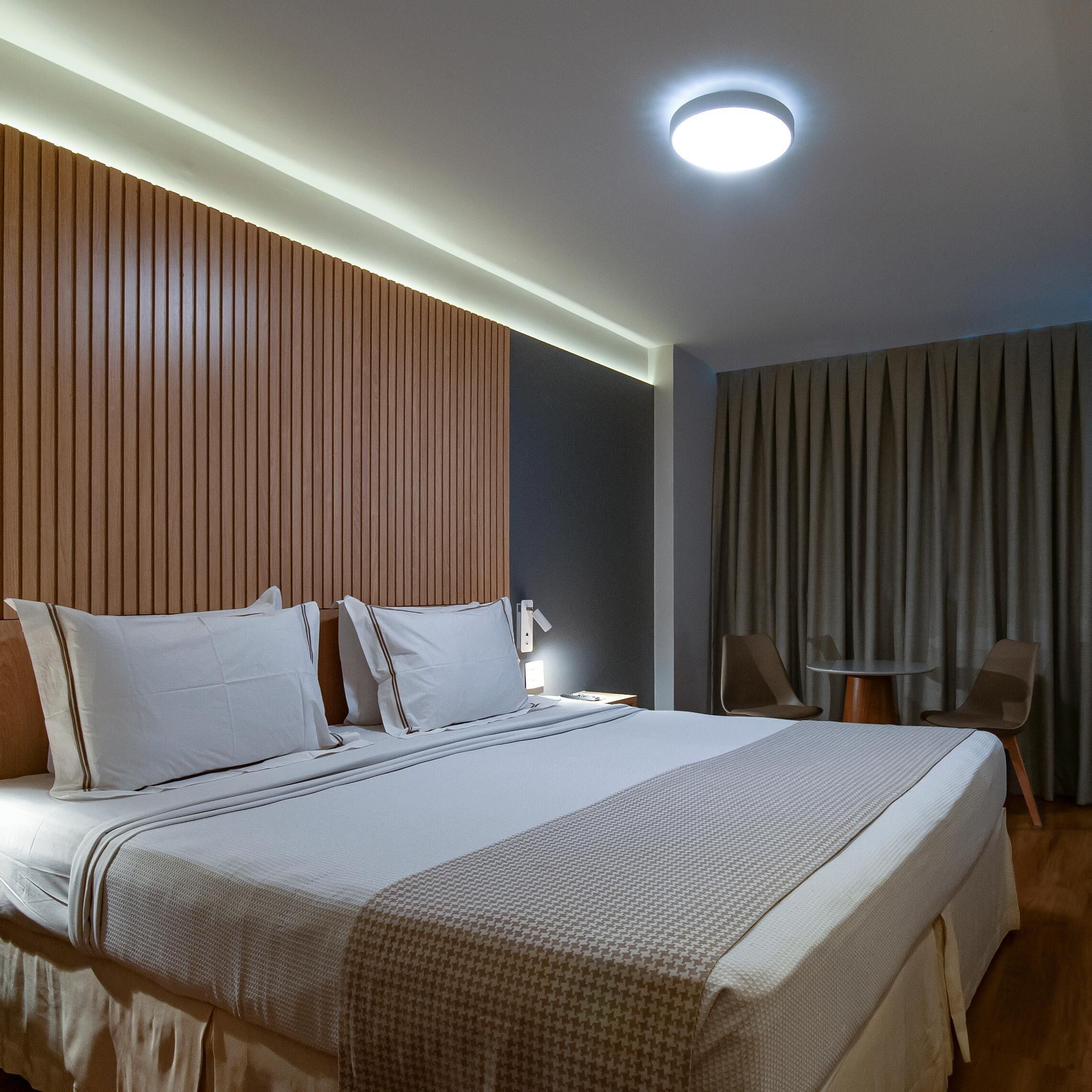 Roupas de cama premium, frigobar, cofres nos quartos