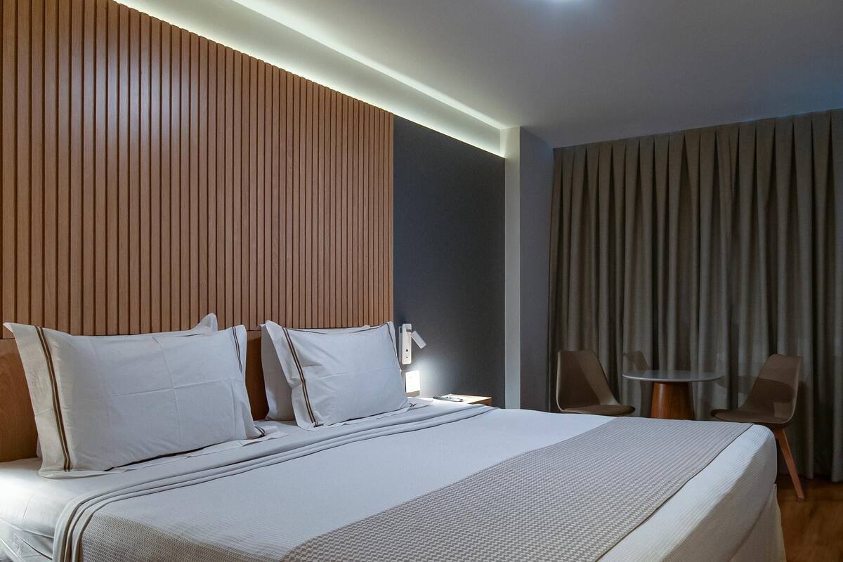 Luxe beddengoed, een minibar, een kluis op de kamer, geluiddichte muren