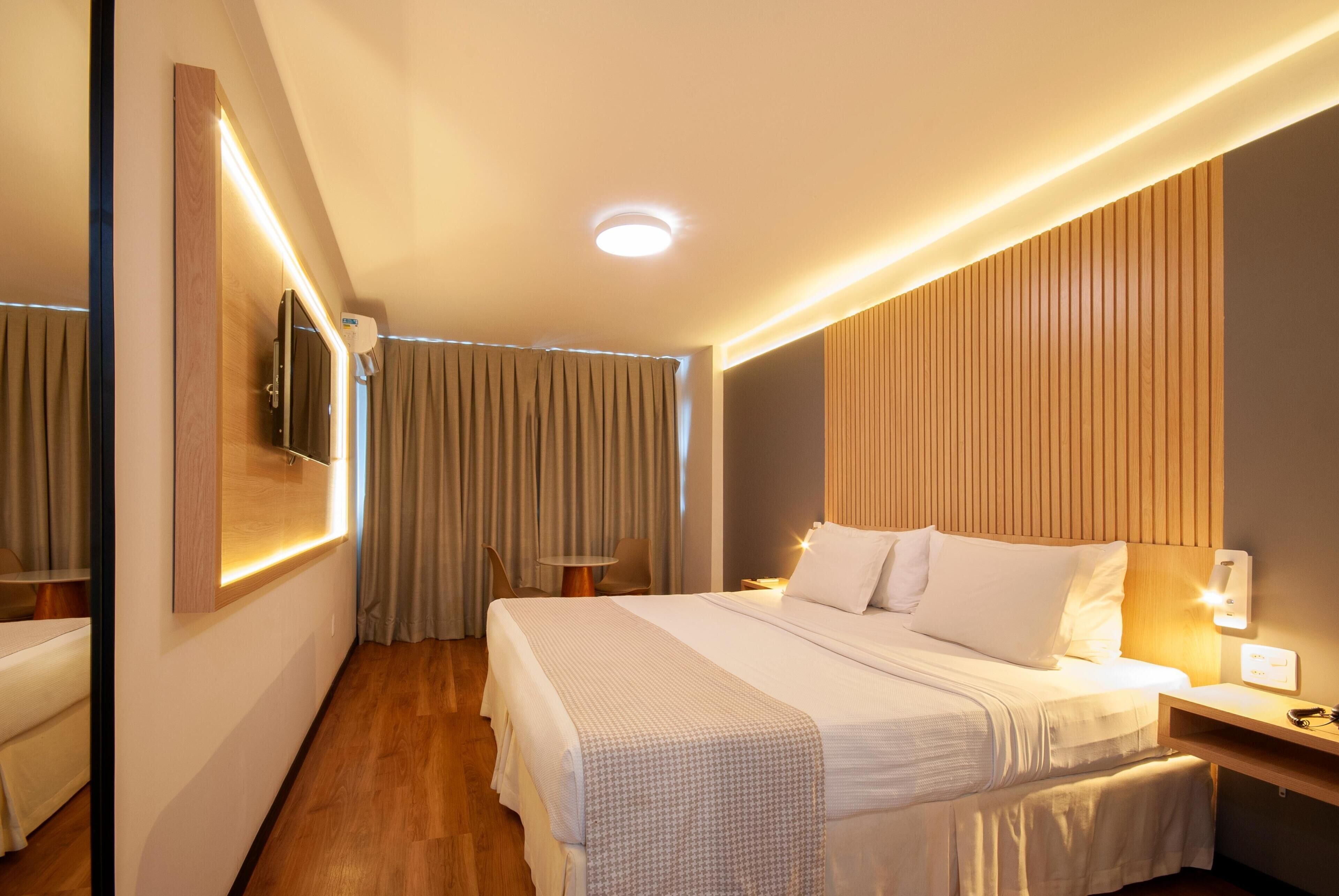 Roupas de cama premium, frigobar, cofres nos quartos
