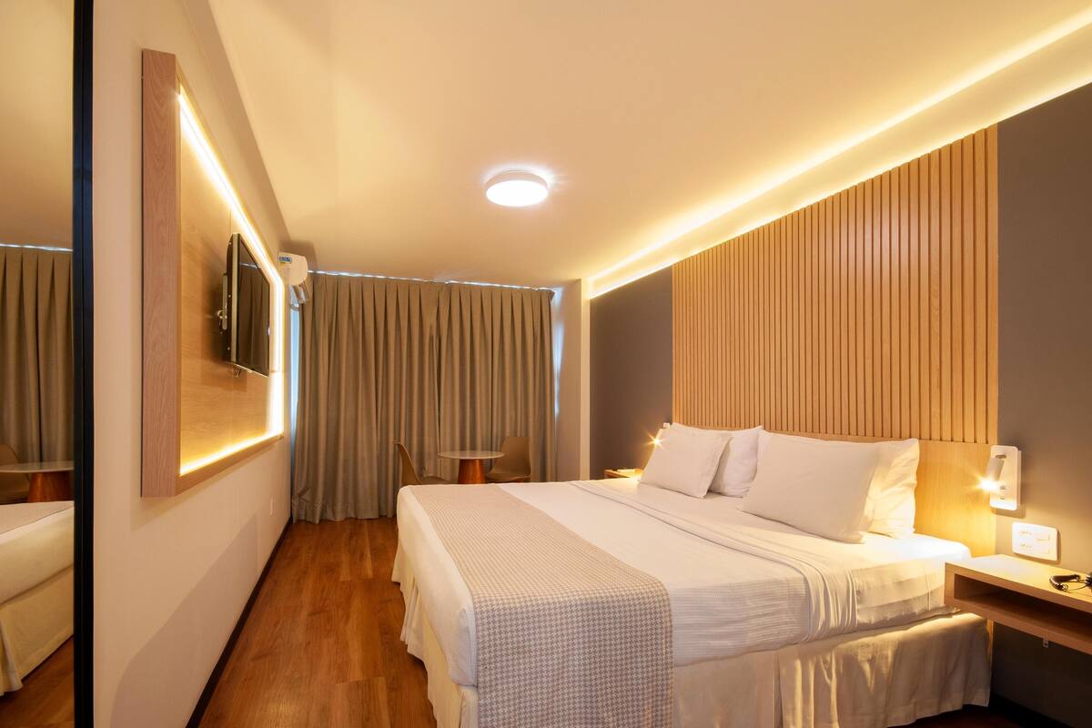 Luxe beddengoed, een minibar, een kluis op de kamer, geluiddichte muren