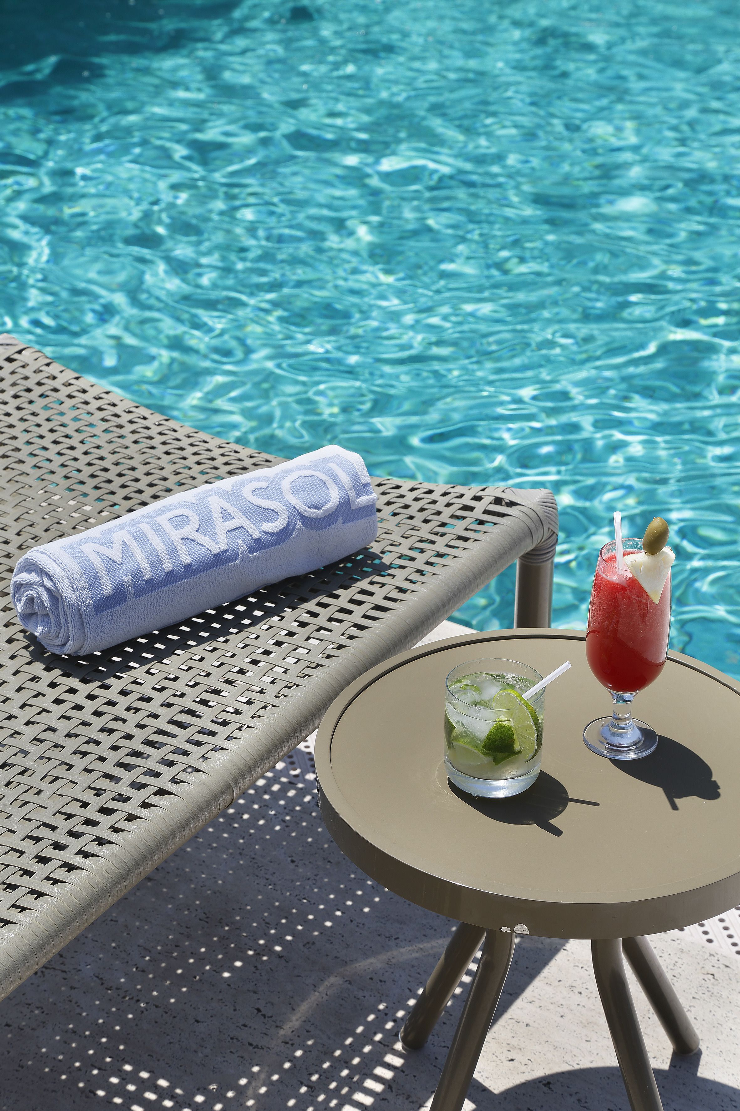 outdoor pool, open 9:00 am to 10:00 pm, pool loungers