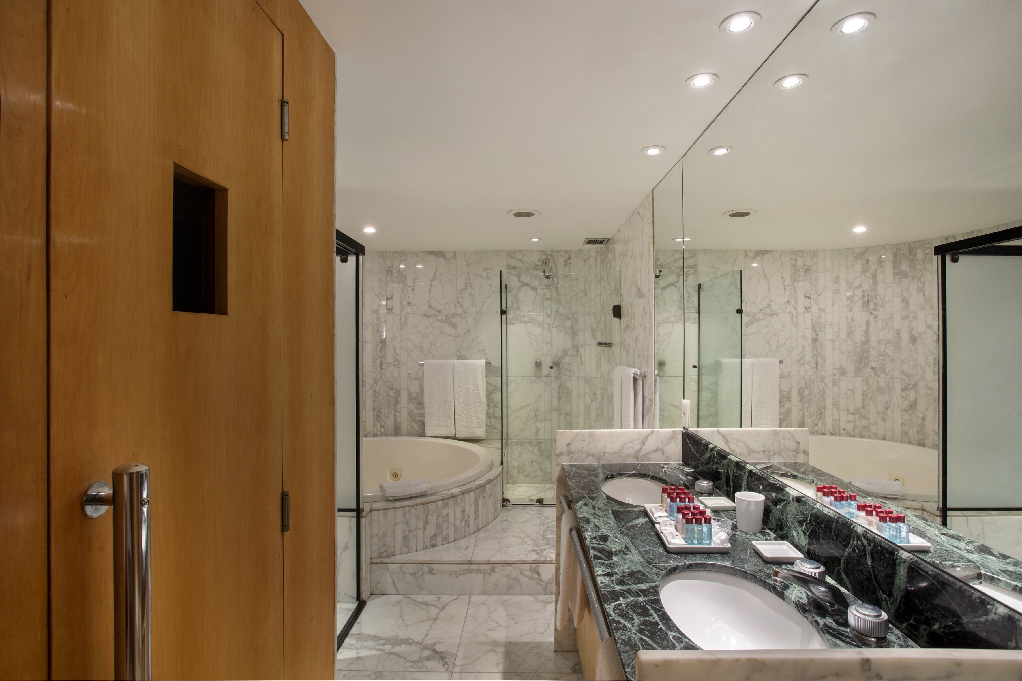 presidential suite, bathtub | bathroom | free toiletries, hair dryer, towels, soap