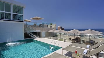 Outdoor pool, open 9:00 AM to 10:00 PM, pool loungers