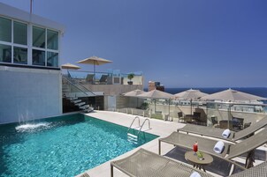 Hồ bơi ngoài trời, mở cửa từ 9:00 đến 22:00, ghế dài tắm nắng 