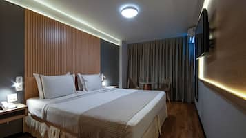 Luxury Room, Bathtub | Premium bedding, minibar, in-room safe, soundproofing