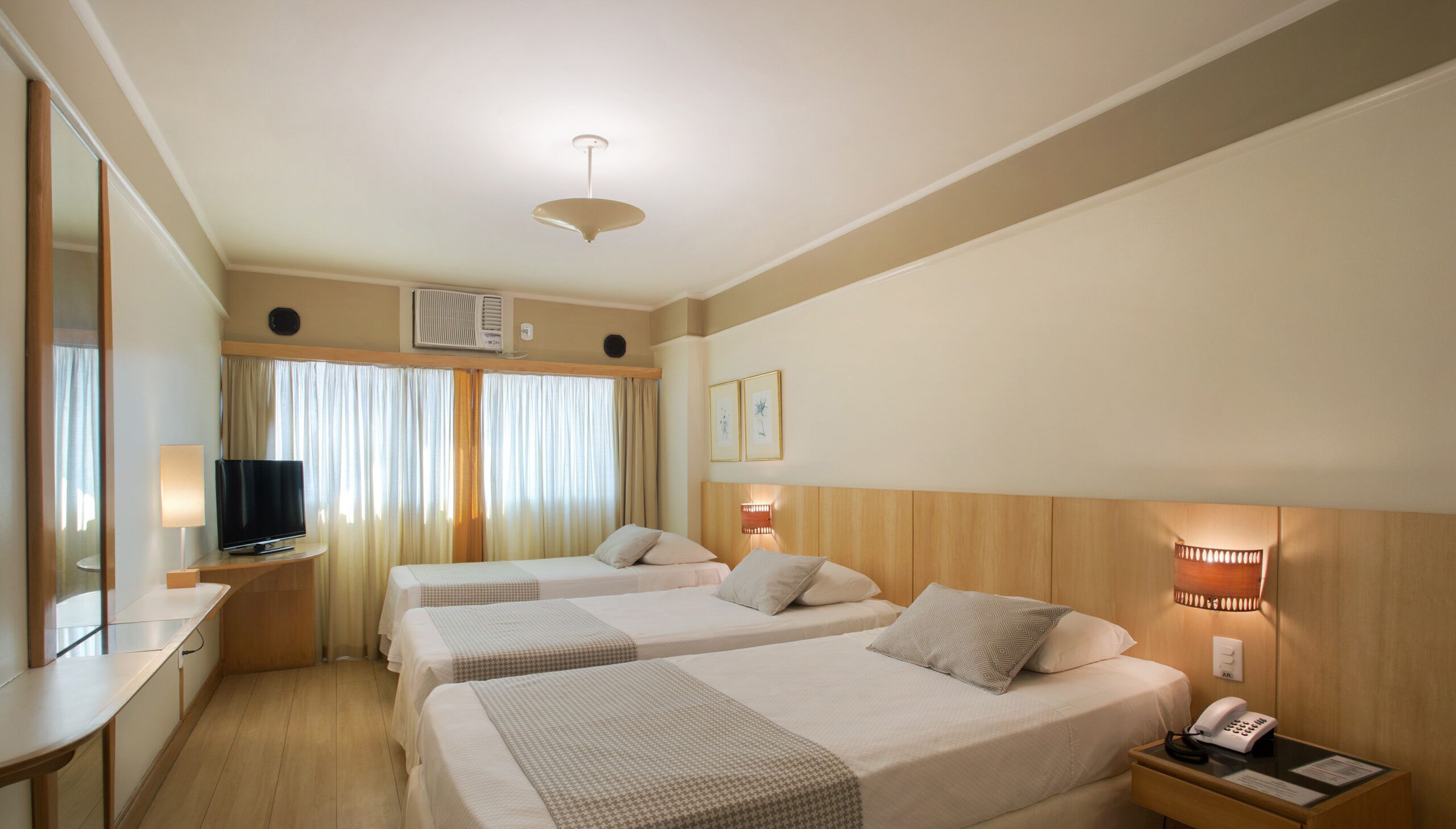 luxury room, bathtub | premium bedding, minibar, in-room safe, soundproofing