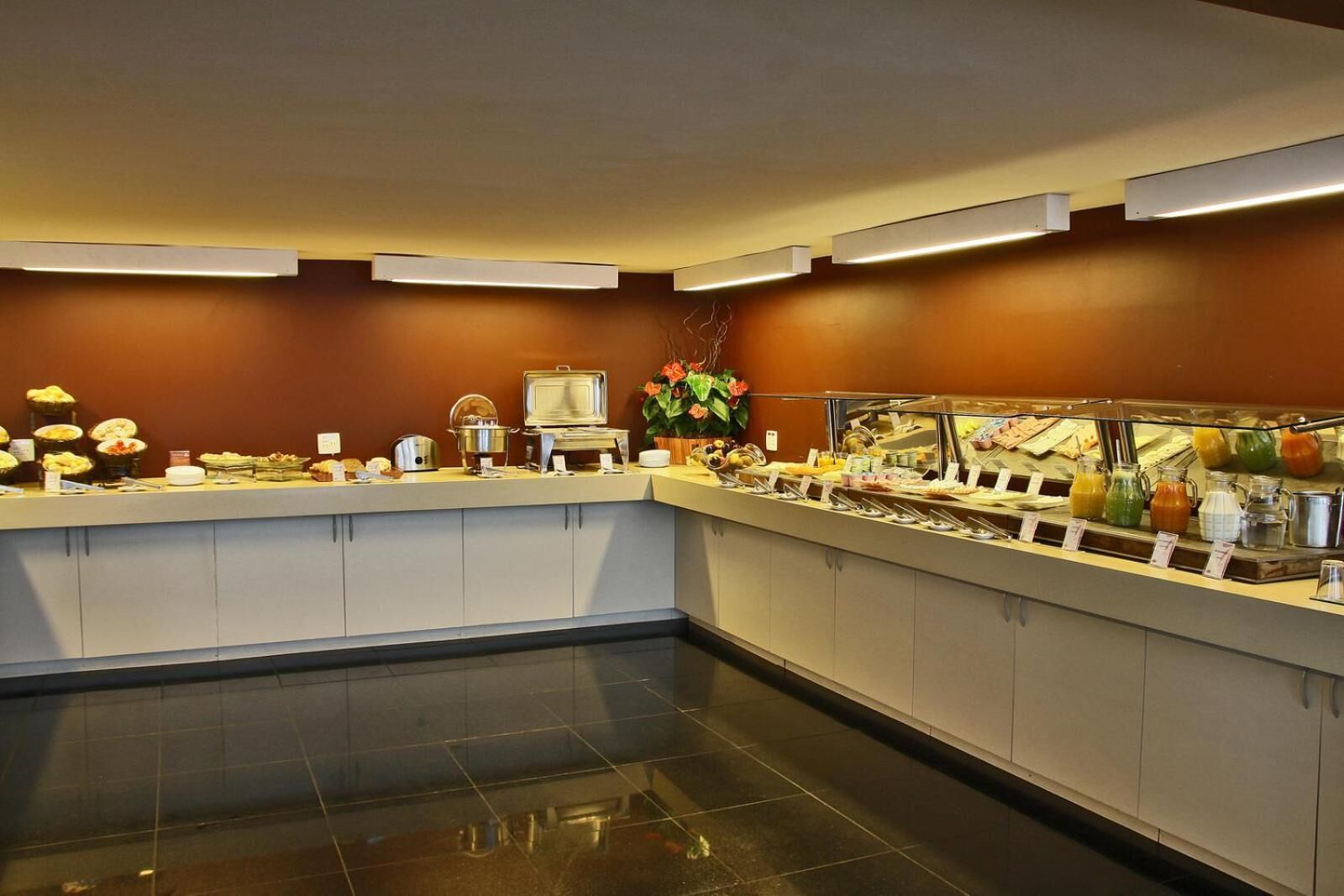 Un área de bufé con diferentes opciones de comida y una decoración floral.
