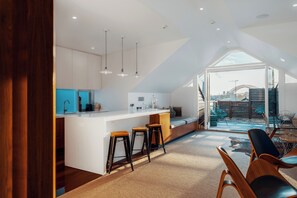 Ático de lujo, 2 habitaciones | Zona de estar | Una televisión de plasma