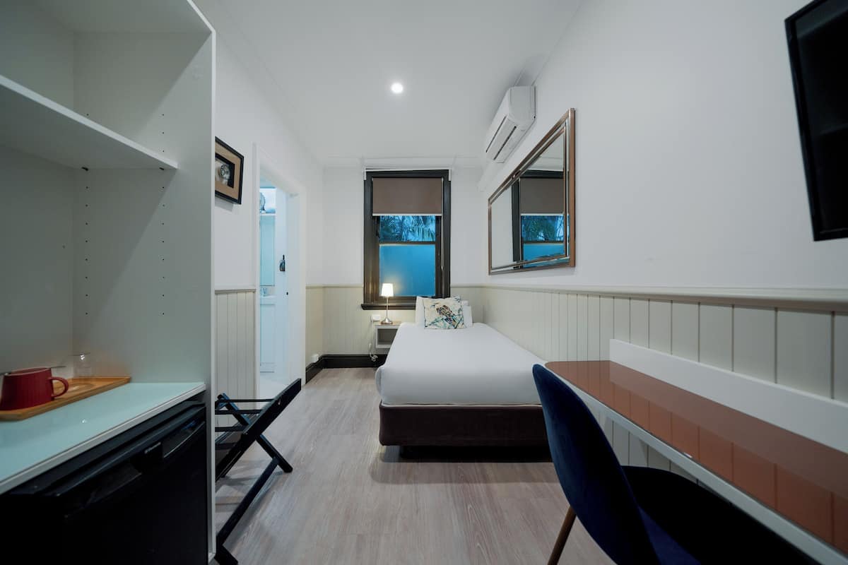 Single Room with Ensuite | In-room safe, iron/ironing board, free WiFi, bed sheets