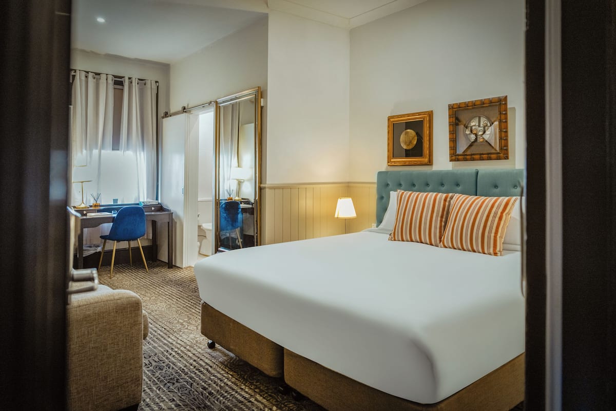 Deluxe King Manor with Ensuite | In-room safe, iron/ironing board, free WiFi, bed sheets