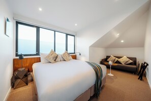 Ático de lujo, 2 habitaciones | Caja fuerte, tabla de planchar con plancha, wifi gratis y ropa de cama