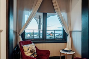 Deluxe King with Harbour View | 2 bedrooms, in-room safe, iron/ironing board, free WiFi