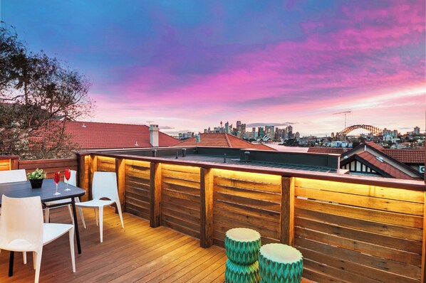 Luxury Two Bedroom Penthouse (Opera House View) | Living area