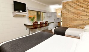 Desk, laptop workspace, iron/ironing board, free WiFi - Burke and Wills Motor Inn (Moree)