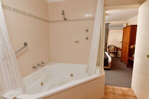 Chambre Exécutive, non-fumeurs, baignoire à jets (EXECUTIVE) | Salle de bain | Articles de toilette gratuits, sèche-cheveux, serviettes fournies, savon