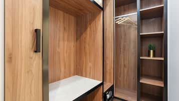 Um closet amplo com prateleiras de madeira e puxador de metal.