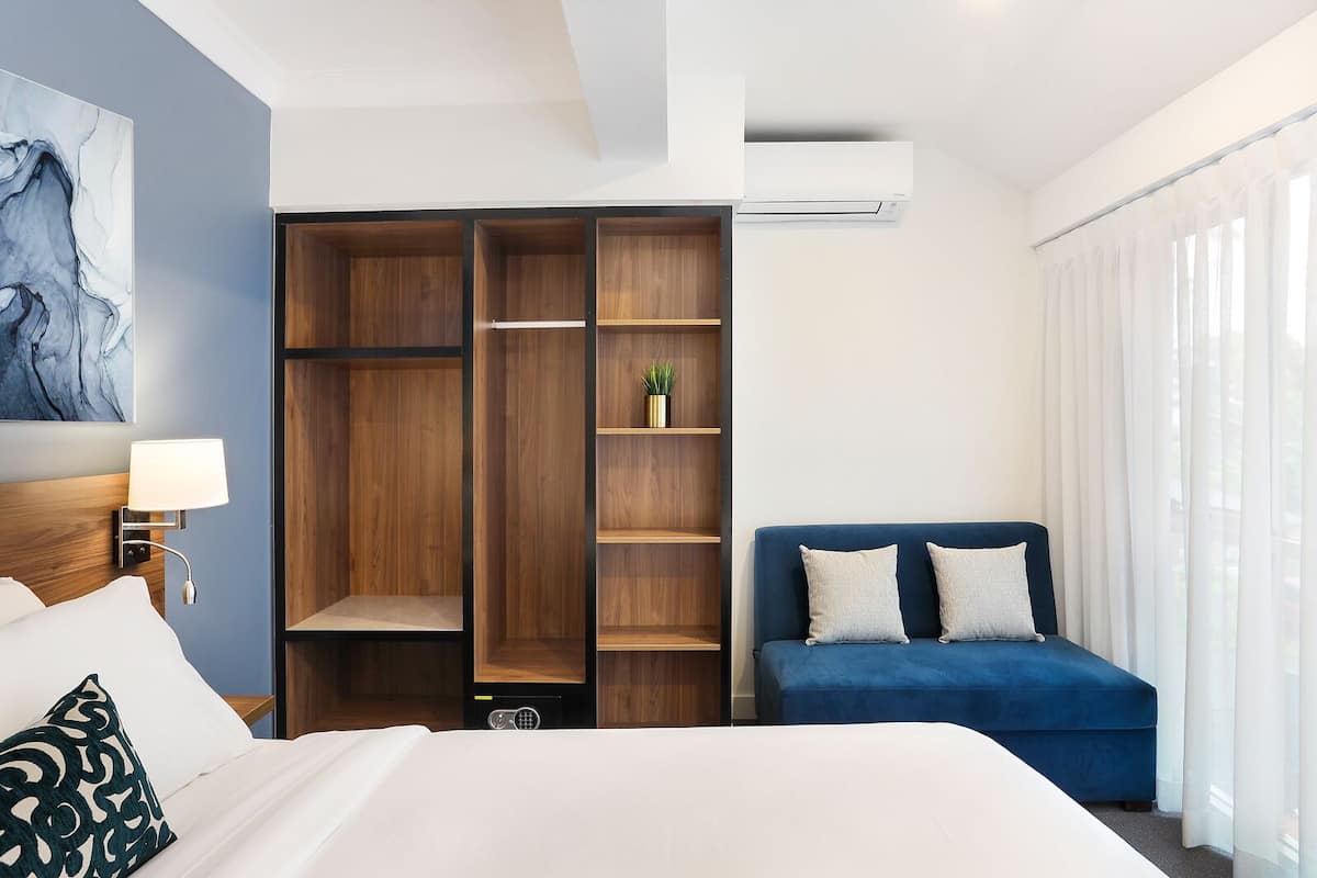 Phòng Suite, 2 phòng ngủ | Bộ đồ giường cao cấp, két bảo mật tại phòng, bàn