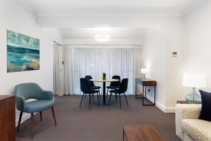 Suite, 2 slaapkamers | Woonruimte | Een 50-inch ledtelevisie met digitale zenders en een televisie