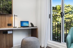Habitación Deluxe (Queen) | Ropa de cama de alta calidad, caja fuerte, mobiliario individual
