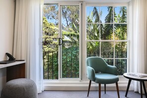 Premium bedding, in-room safe, individually furnished, desk - Killara Hotel & Suites (Killara)
