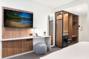 Habitación ejecutiva, 1 cama de matrimonio grande, balcón | Ropa de cama de alta calidad, caja fuerte, mobiliario individual